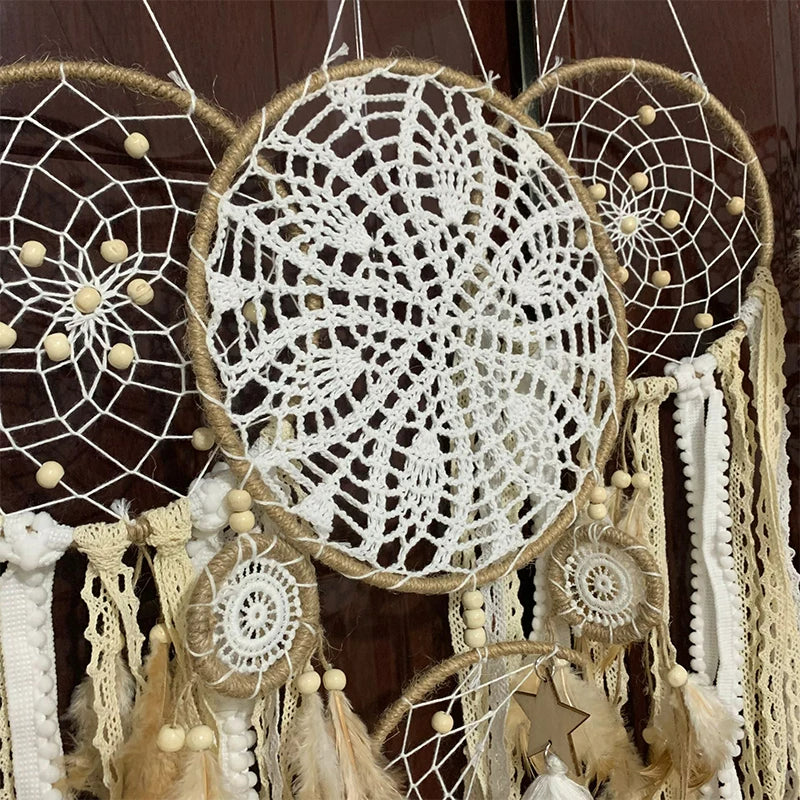 Detailliertes Boho Makramee Traumfänger Set, handgemacht. Traumhafte Wanddeko für Wohnzimmer und Schlafzimmer.