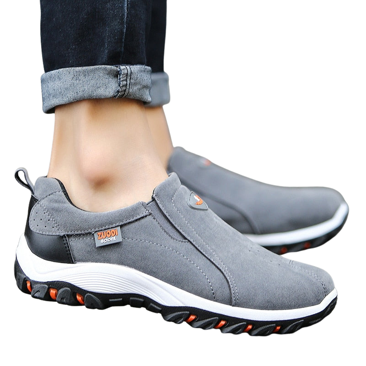 Herren Outdoor- und Wanderschuhe, robust, dunkelgrau, sportlich, bereit für jedes Gelände.