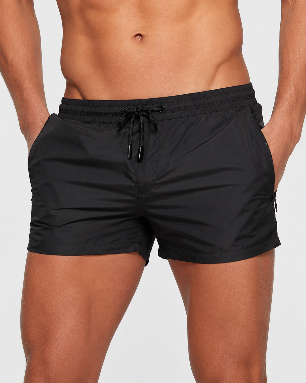 Mann trägt sportliche Herrenshorts beim Laufen. Atmungsaktive Sommershorts perfekt für Fitness, Sport & Outdoor-Aktivitäten.