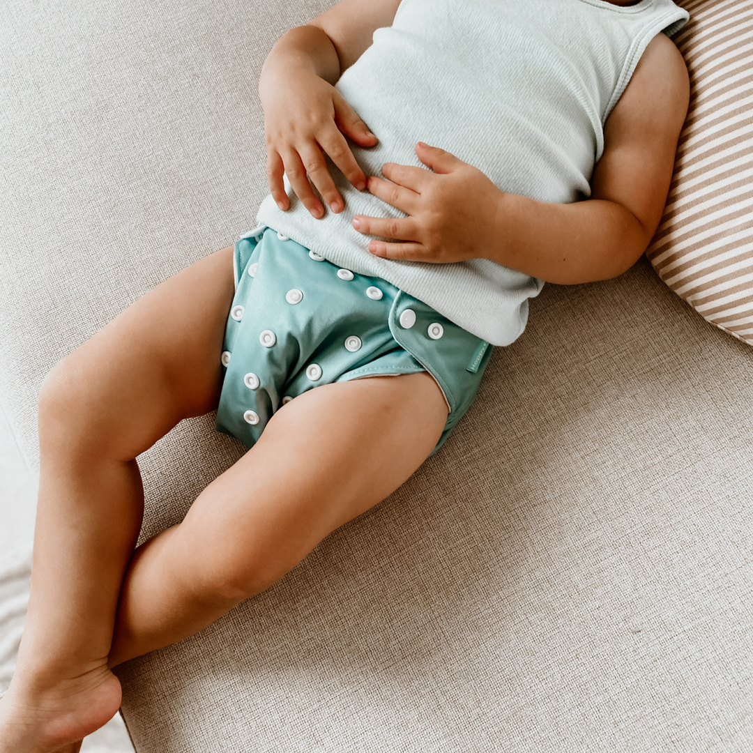 Praktisches Windelset mit wiederverwendbaren Stoffwindeln für Babys. Nachhaltige Babypflege.