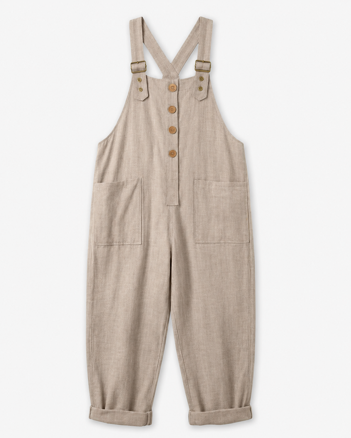 Modische Damen Latzhose als vielseitiges Sommeroutfit oder lockerer Jumpsuit.