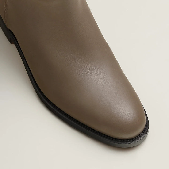 Stilvolle Schnalle an eleganten schwarzen Damen Reitstiefeln, moderne Damenschuhe mit klassischem Design.