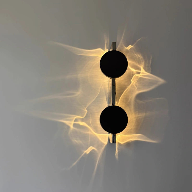 Moderne LED-Wandleuchte mit faszinierenden Licht-Schatten-Effekten, perfekt für Ambientebeleuchtung.