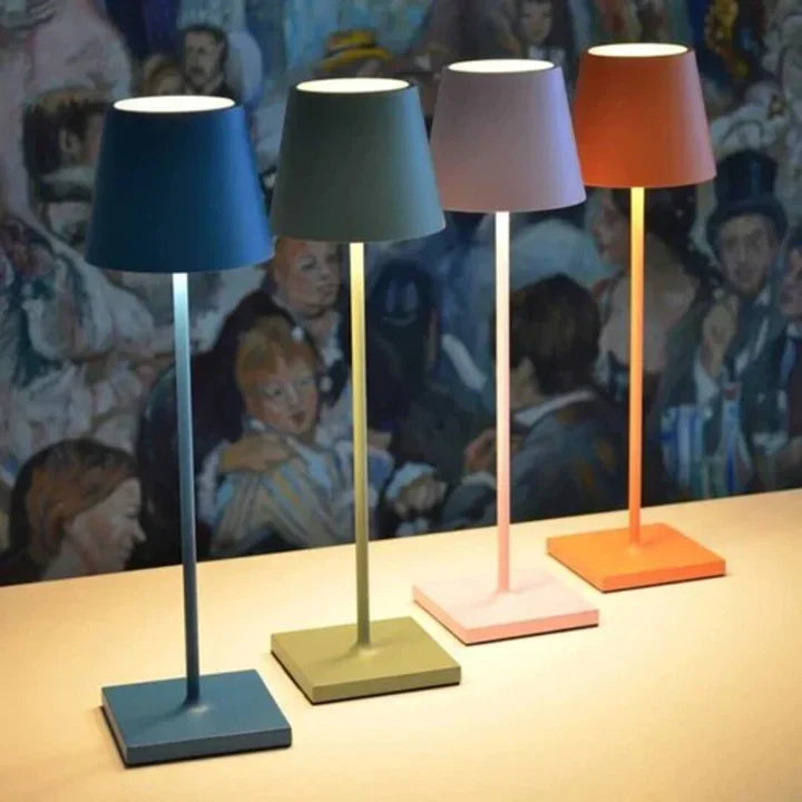 Stilvolle dimmbare LED-Tischlampe fürs Wohnzimmer, kabellos und mit Touch-Steuerung für Ambiente.