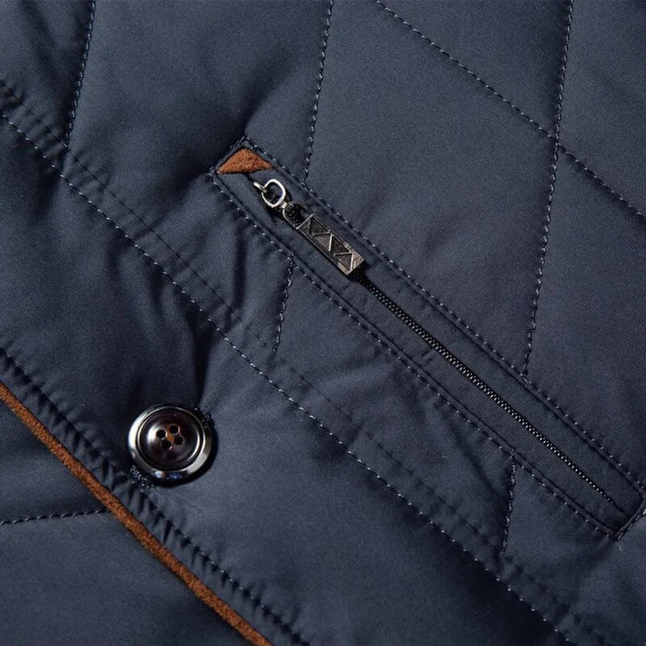 Mann trägt winddichte, wasserdichte Herren Winterjacke mit Kapuze beim Outdoor-Abenteuer. Winterkleidung.
