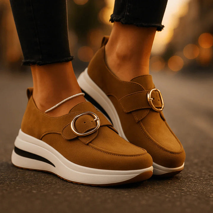 Damen Plateauschuhe mit orthopädischer Keilsohle. Komfortable Slip-on Damenschuhe für den Alltag mit guter Unterstützung.