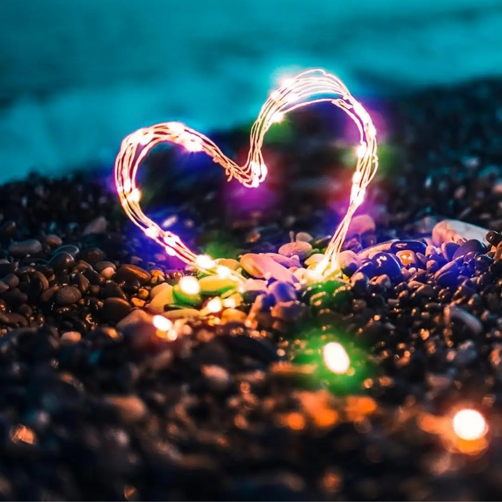 Leuchtende 30m Solar LED Lichterkette bei Nacht, stimmungsvolle Outdoor Beleuchtung für Partys & Garten.