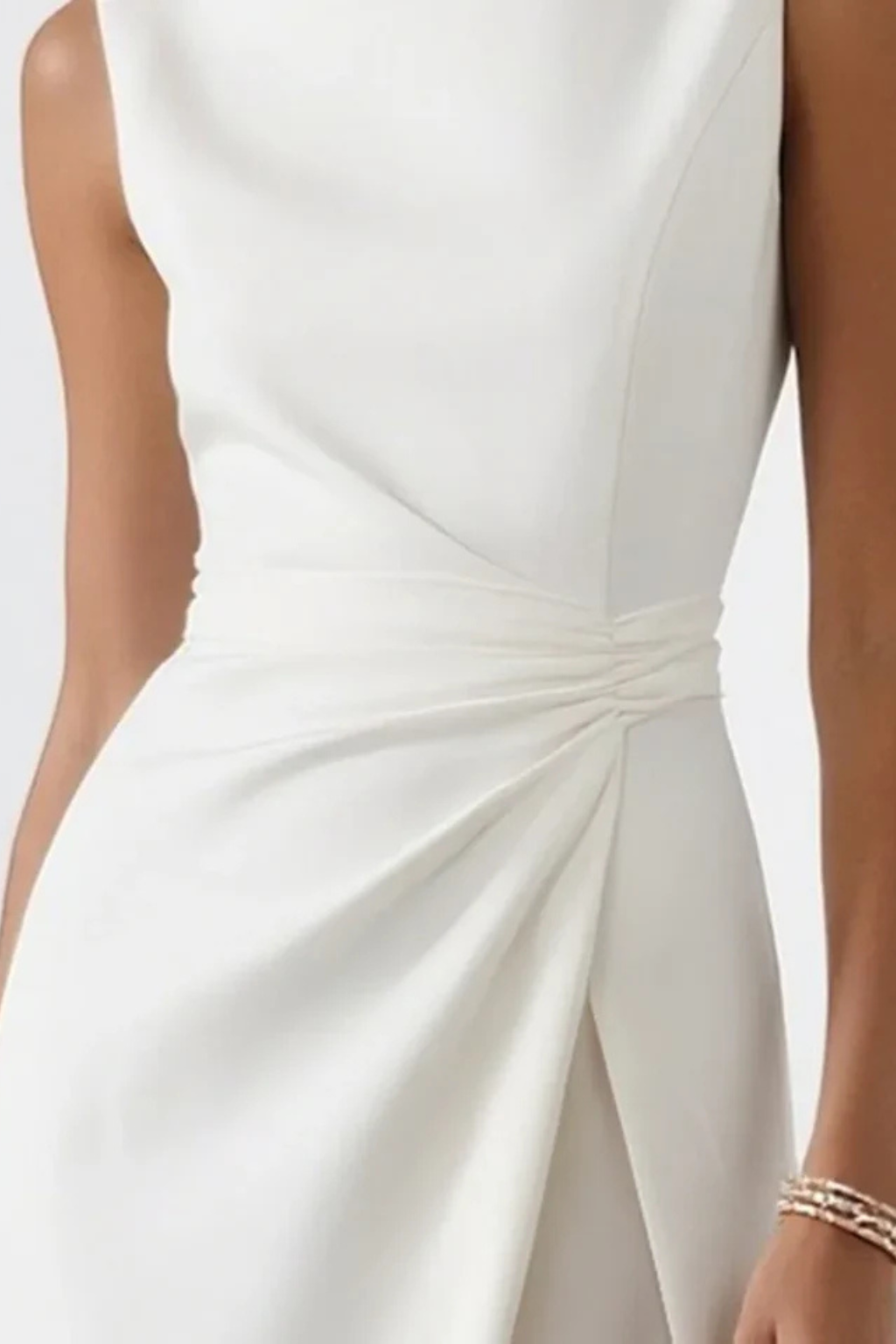 Festliches weißes Damen Maxikleid ärmellos. Elegantes Wickelkleid für Hochzeitsgäste, auch als Sommer-Abendkleid.