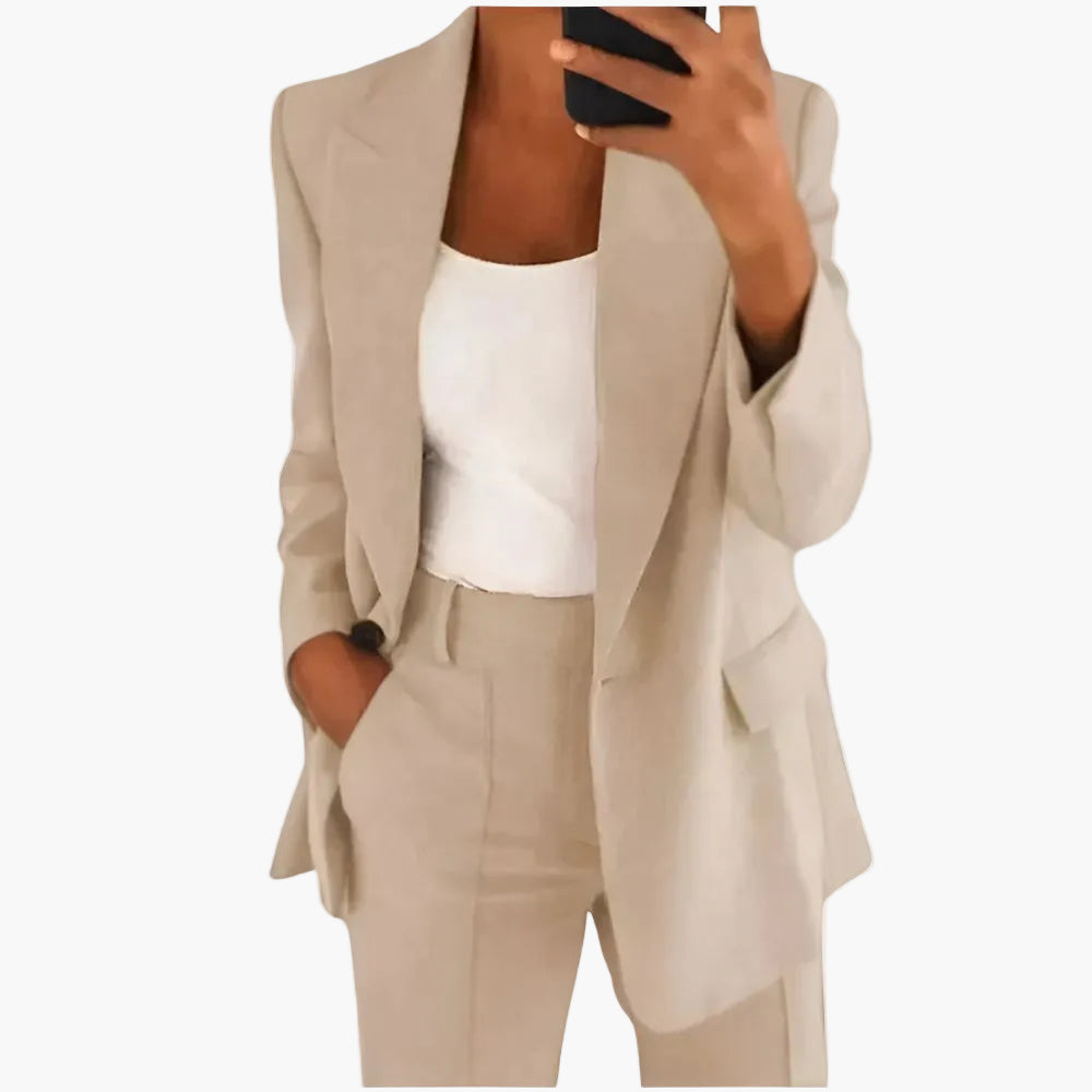 Selbstbewusste Frau trägt eleganten Damen Hosenanzug, ideal für Business & Büro. Klassischer Stil, ganzjährig chic.