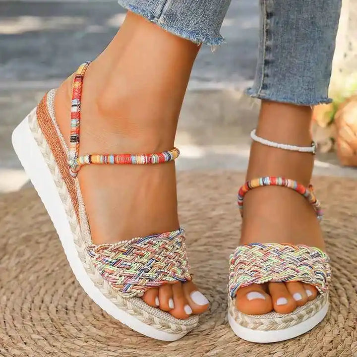 Farbige Freizeit Sandalen: Leichte Plateau Keilsandalen für Damen im Caro-Design; perfekt für entspannte Sommerlooks.