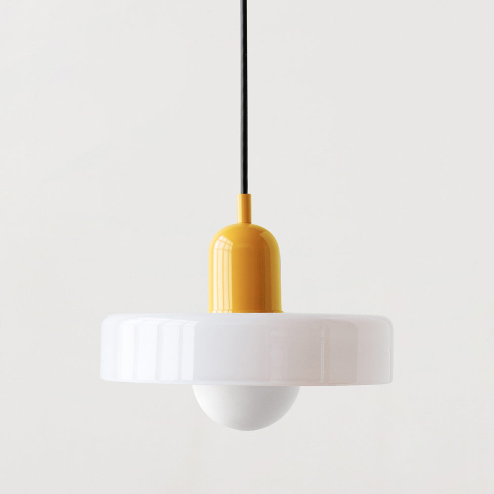 Wohnzimmer-Deckenleuchte: Buntglas im Bauhaus-Design, schafft Atmosphäre.