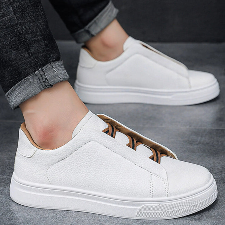 Herren Slip-On Sneakers in Nahaufnahme: Hochwertige & bequeme Alltagsschuhe für stilbewusste Männer.