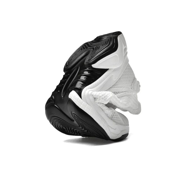 Mann trägt diskret erhöhende Herren Sneaker, wirkt größer & stilvoller.