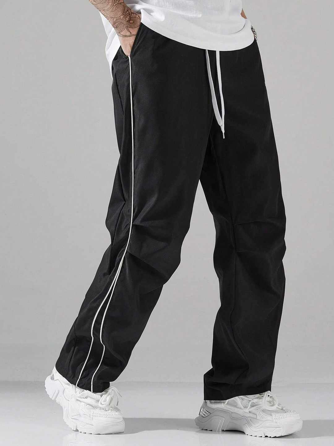 Komfortable Herren Sporthose in Schwarz, Grau oder Marineblau. Bequeme Passform mit geradem Bein und praktischem Kordelzug.