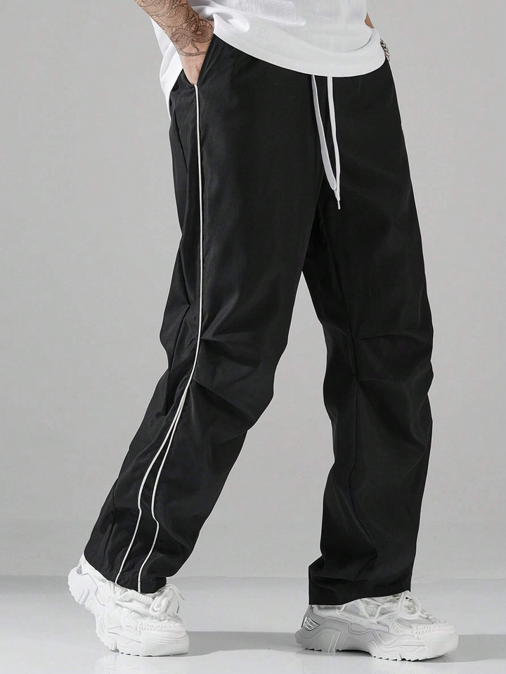 Komfortable Herren Sporthose in Schwarz, Grau oder Marineblau. Bequeme Passform mit geradem Bein und praktischem Kordelzug.
