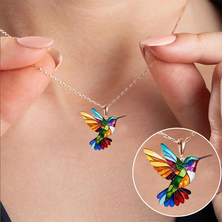 Damen Kolibri Halskette mit farbigem Anhänger für lebendige Eleganz, idealer Damenschmuck im Tier-Design.
