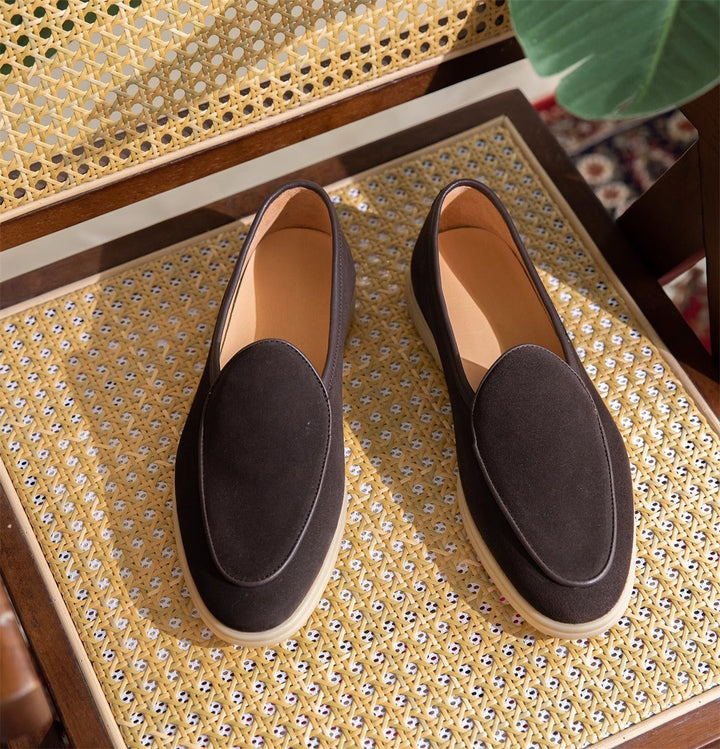 Schwarze Herren Slipper: Elegante Freizeitschuhe für den stilvollen Mann. Klassische Loafer & Abendschuhe.