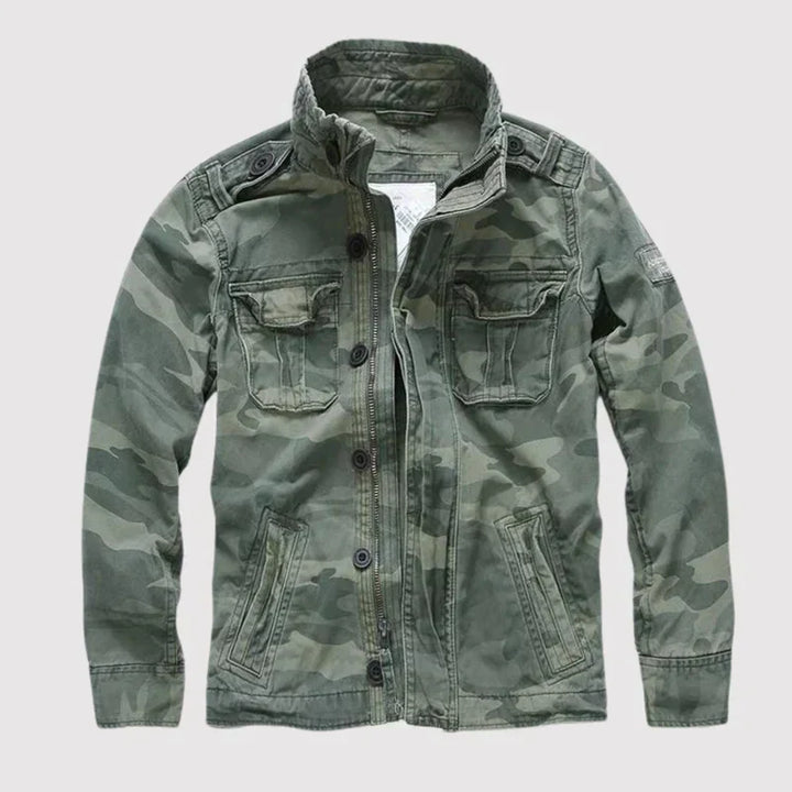 Detailaufnahme: Robuste Herren Übergangsjacke im Retro-Look mit Reißverschluss, Kragen und aufgesetzten Taschen.
