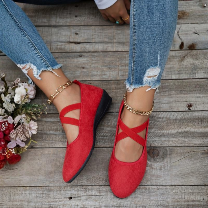 Stilvolle Damen-Slipper für Frühling/Sommer. Elegante Slip-on Schuhe mit bequemem Keilabsatz & stützender Sohle.