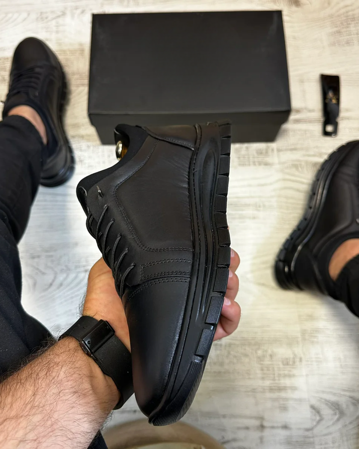 Schwarze Herren-Schnürschuhe im klassischen Design, zeigen schlanke Form und robuste Sohle. Vielseitig nutzbar.