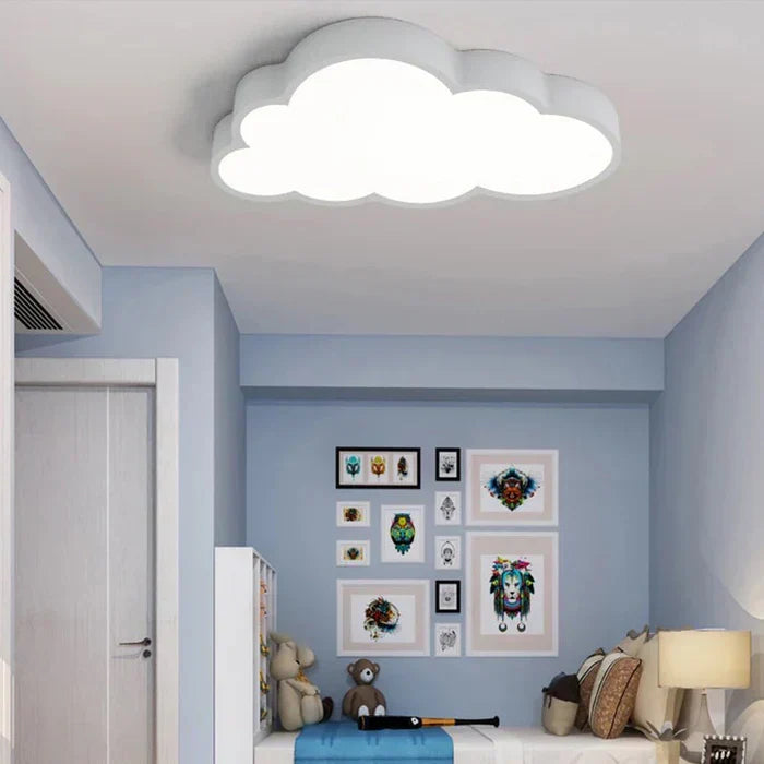 Magische LED Deckenbeleuchtung in Wolkenform schafft gemütliches Stimmungslicht im modernen Kinderzimmer.