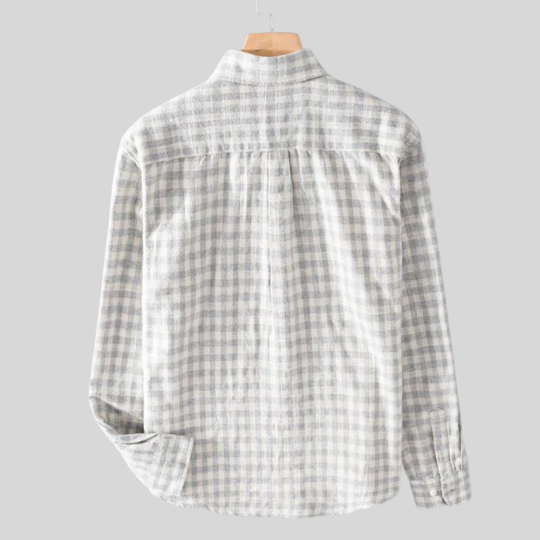 Kariertes Herrenhemd mit langen Ärmeln, Button-Up Stil. Bequemes Oberteil für Männer, ideal als Freizeitmode.