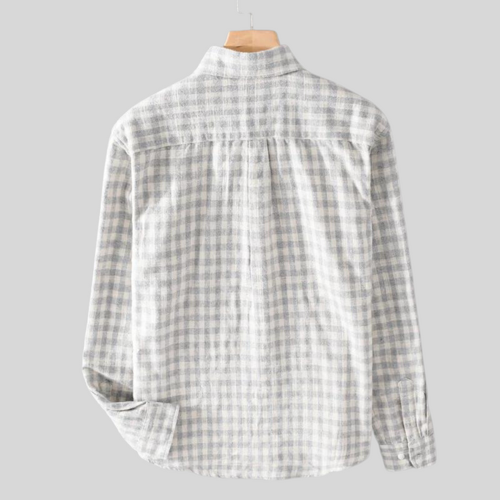 Kariertes Herrenhemd mit langen Ärmeln, Button-Up Stil. Bequemes Oberteil für Männer, ideal als Freizeitmode.