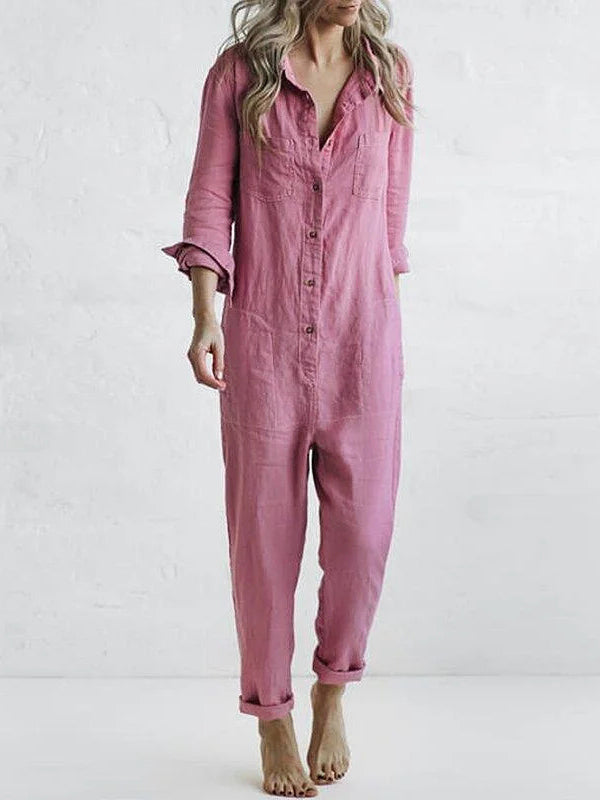 Model sitzt im Damen Langärmeliger Jumpsuit Sydney. Perfekte Kombination aus Eleganz und Gemütlichkeit.