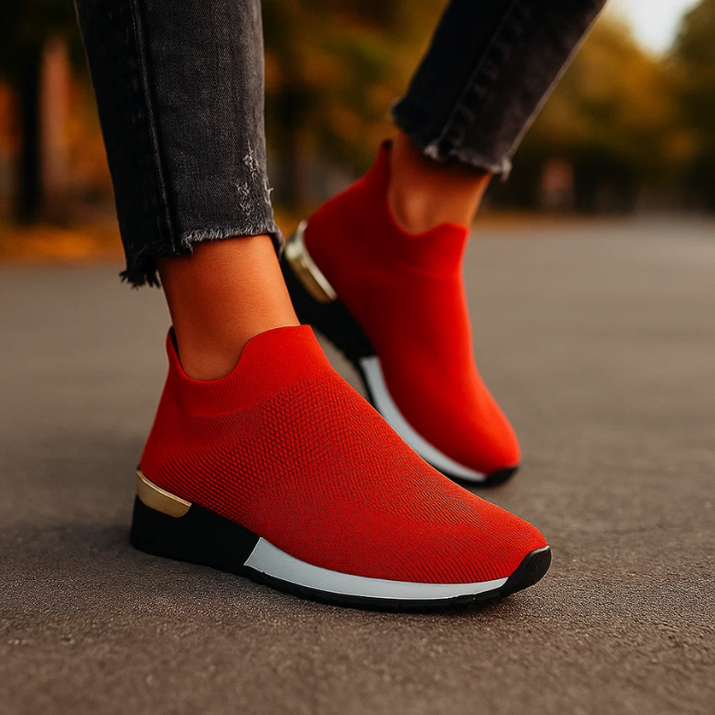 Bequeme Damen Slip-On-Sneaker, leicht und atmungsaktiv, mit schickem Metallic-Detail für Alltag & Urban-Style.