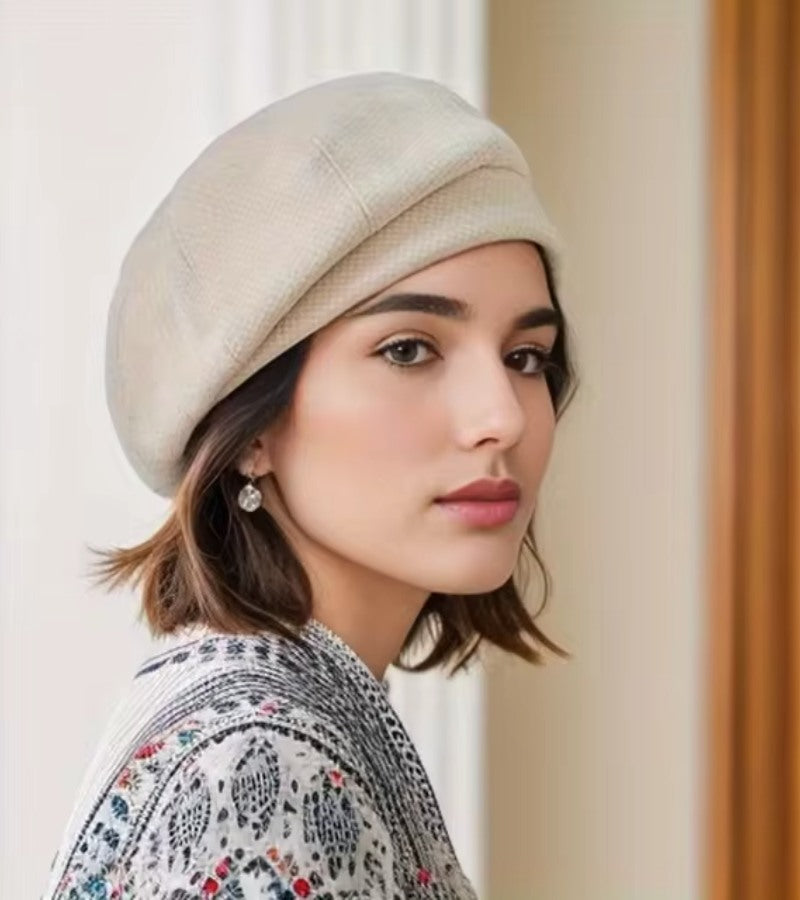 Frau trägt elegantes kariertes Damen Barett. Stylisches Mode-Accessoire, perfekt für Herbst- & Winter-Outfits im französischen Stil.