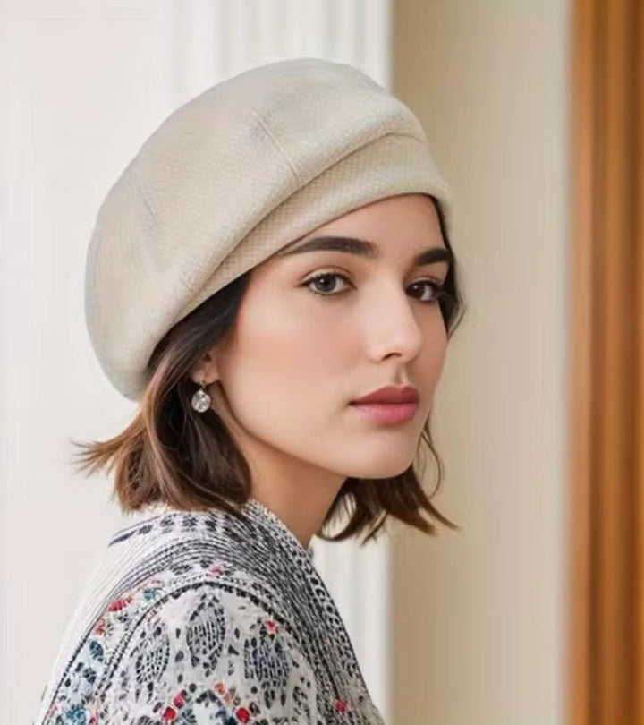 Frau trägt elegantes kariertes Damen Barett. Stylisches Mode-Accessoire, perfekt für Herbst- & Winter-Outfits im französischen Stil.
