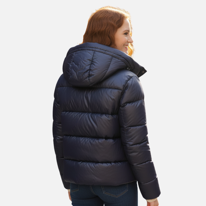 Rote warme Damen Steppjacke, femininer Schnitt, vielseitig für Freizeit & Outdoor als Winterjacke.