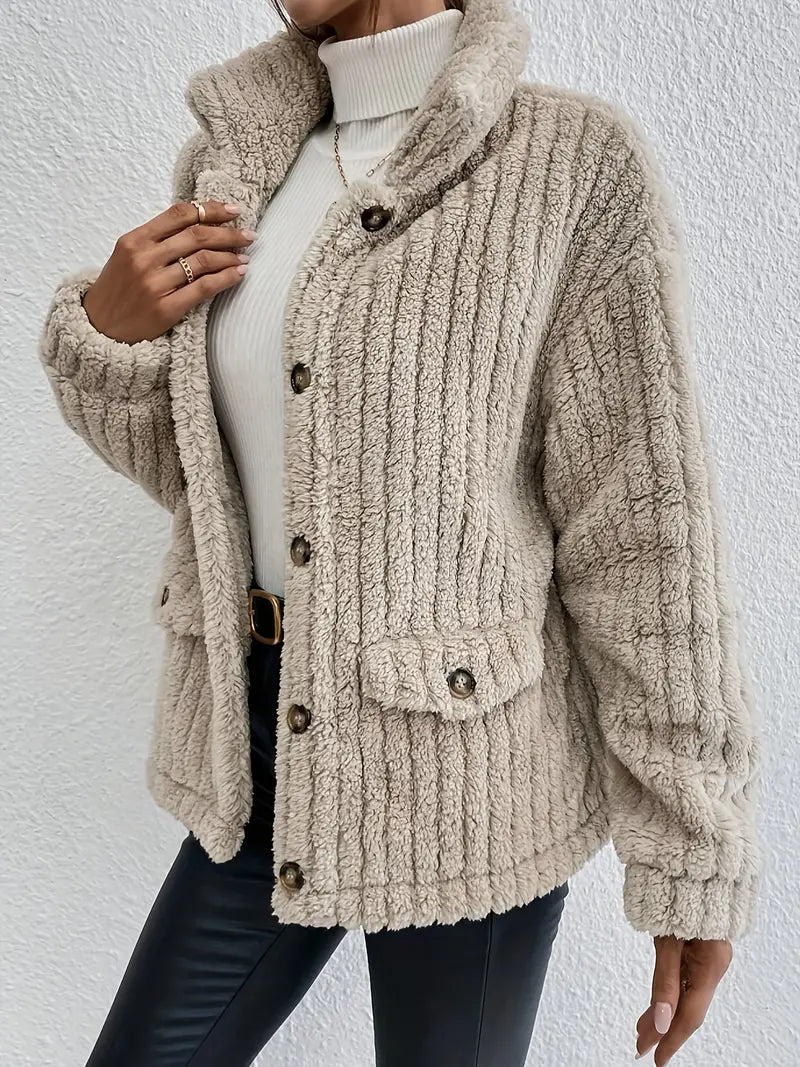 Modischer Damen Wendecardigan mit Samtknöpfen, perfekt für Herbst- & Winteroutfits. Bequem & elegant.