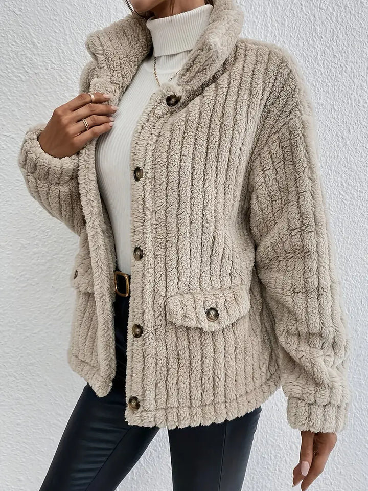 Modischer Damen Wendecardigan mit Samtknöpfen, perfekt für Herbst- & Winteroutfits. Bequem & elegant.