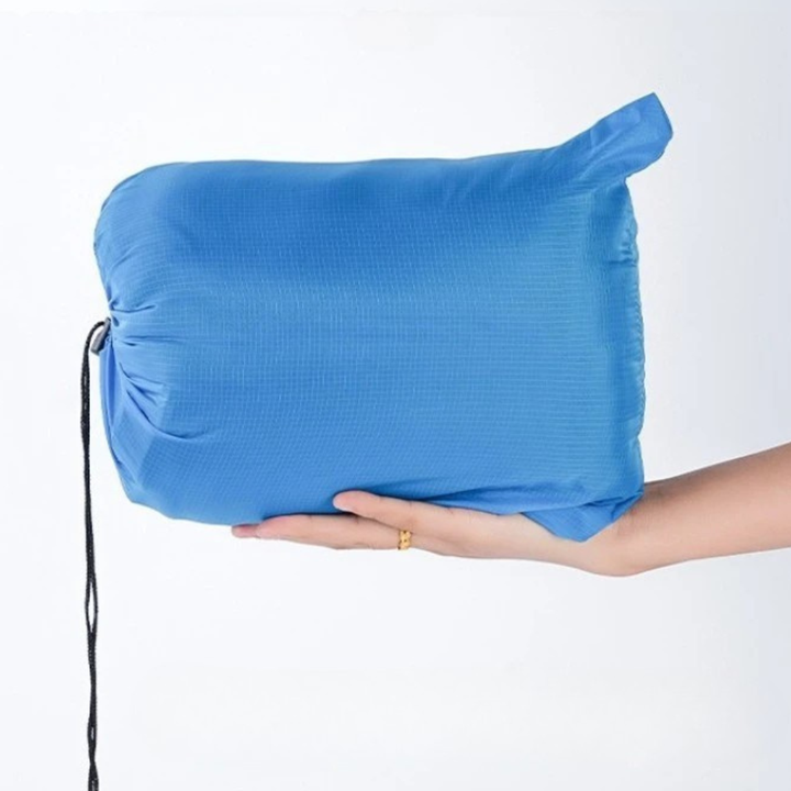 Zusammengefalteter Schlafsack-Innensack, passt in jeden Reise-Rucksack & ist platzsparend.