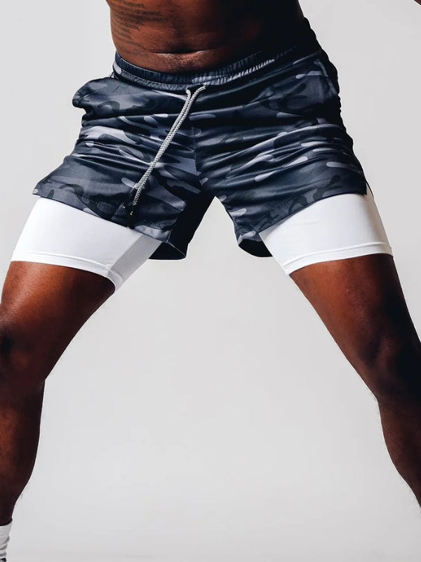 Herren 2-in-1 Sportshorts Felix am Strand. Vielseitig für Sommer-Training, Laufen und entspannte Freizeitmomente.