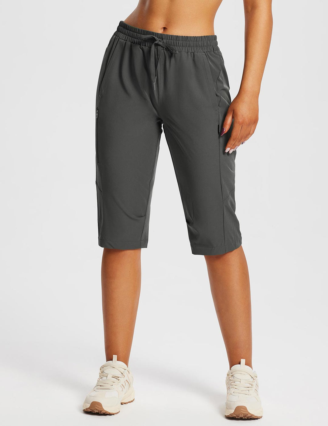 Komfortable Damen Caprihose für Outdoor & Alltag, mit Reißverschlusstaschen.