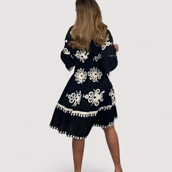 Detailansicht des Boho Damenkleides mit feiner Stickerei, elegantem Design & fließendem Saum.