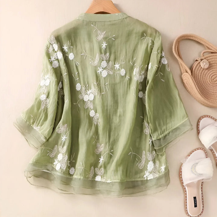 Bequemes Damen Freizeittop, kurzärmlig mit eleganter floraler Stickerei.