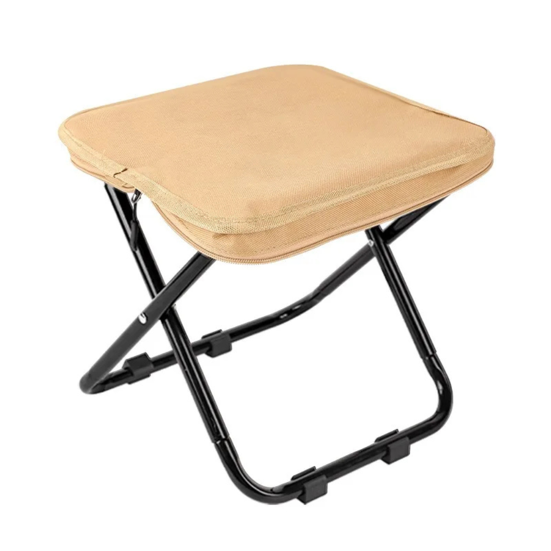 Zusammengeklappter Campinghocker, kompakt und tragbar, bereit für Outdoor-Abenteuer & Reisen.