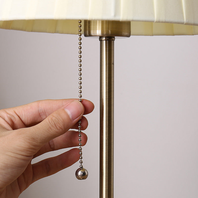 Hochwertige Tischlampe mit Empire-Schirm aus Stoff und Zugschalter. Schafft klassisches, warmes Ambiente.