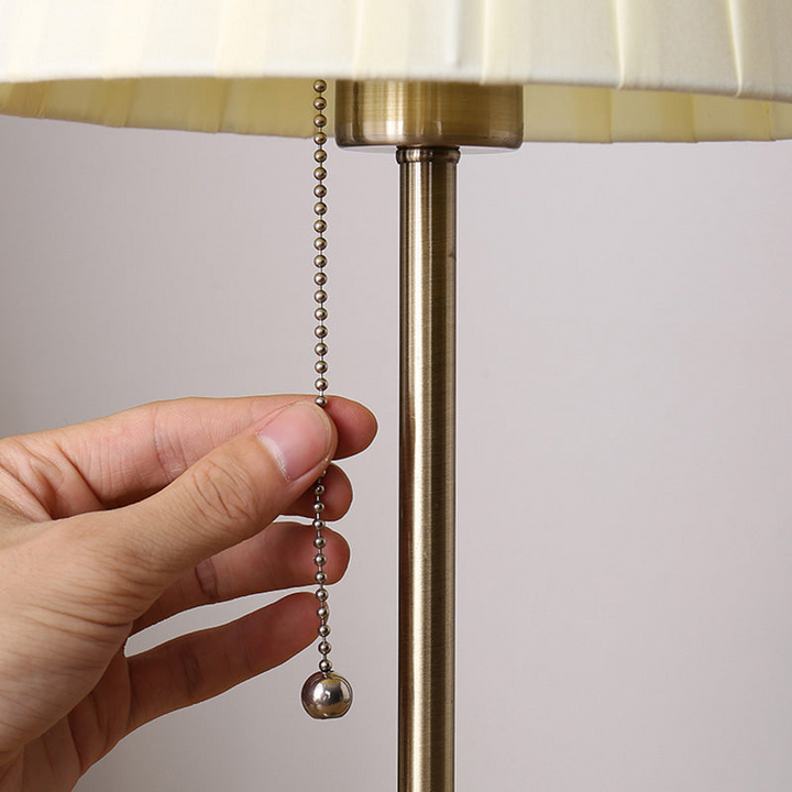 Hochwertige Tischlampe mit Empire-Schirm aus Stoff und Zugschalter. Schafft klassisches, warmes Ambiente.