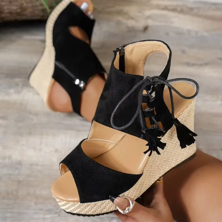 Modische Damen-Sandalen mit Keilabsatz, offener Zehe und trendiger Knöchelschnürung. Ideal für Sommer-Looks.