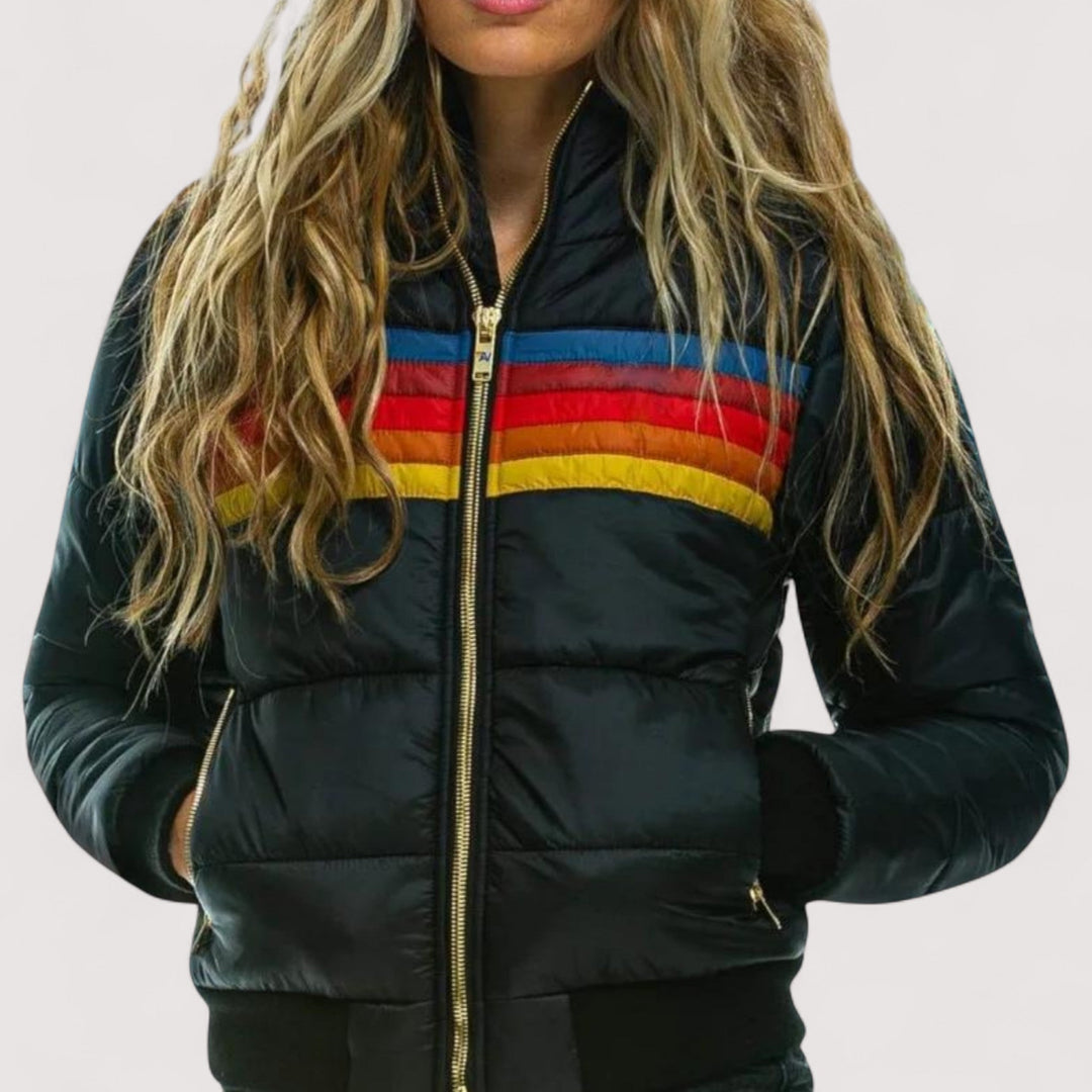 Funktionale Damen Regenjacke mit Kapuze, leicht, atmungsaktiv & wasserdicht für Freizeit & Outdoor.