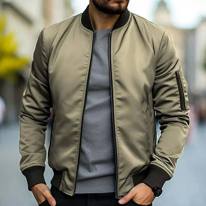 Sportliche Herren Bomberjacke. Atmungsaktive Übergangsjacke, leicht und vielseitig für stilvollen Komfort.