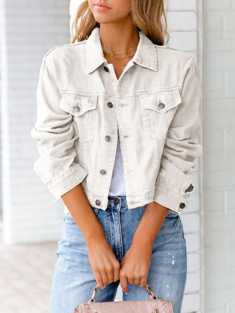 Modell trägt modische Damen Jeansjacke mit lockerer Passform, vielseitig kombinierbar für Frühling und Herbst.