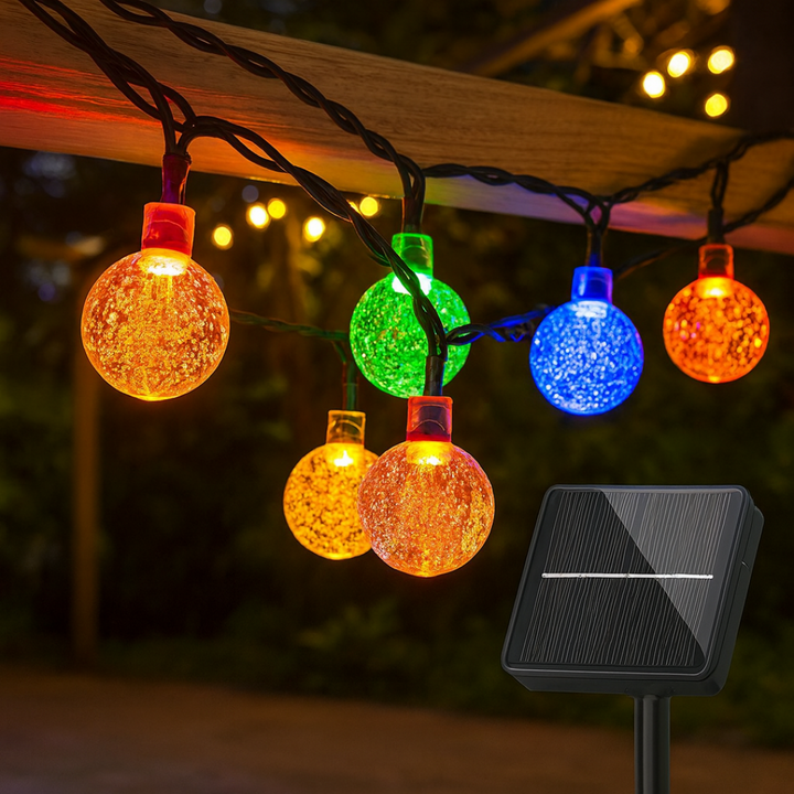 Dekorative LED-Aussenbeleuchtung: Solarlichterkette mit Kristallkugeln für Gartenfeste & Ambiente.
