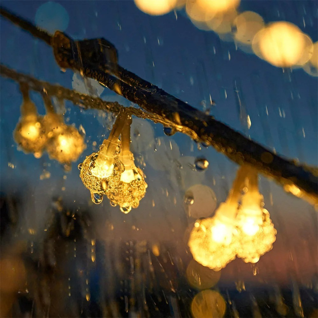 Stimmungsvolle Solar Lichterkette für den Abend. 9.5m mit 50 LEDs für eine gemütliche Außenatmosphäre.
