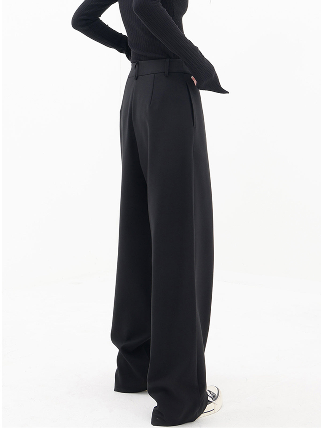 Modische weite Damenhose im Baggy-Stil, asymmetrisches Design, bequem für lässigen und trendigen Look.