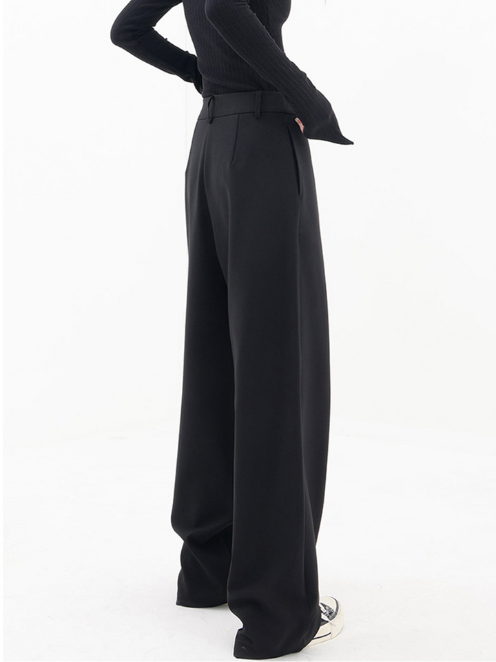 Modische weite Damenhose im Baggy-Stil, asymmetrisches Design, bequem für lässigen und trendigen Look.